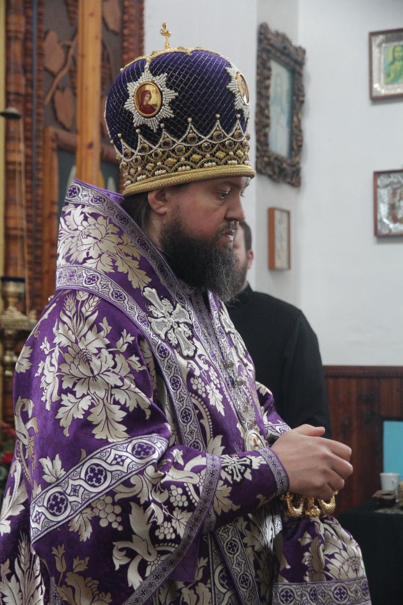 У селищі Вигнанка відбулась архієрейська літургія та сповідь духовенства Любарського благочиння.