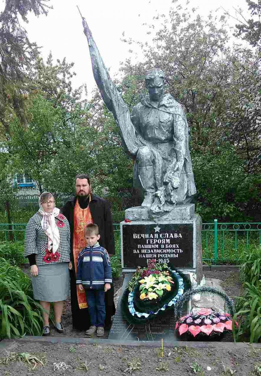 9 ТРАВНЯ БІЛЯ БРАТСЬКИХ МОГИЛ