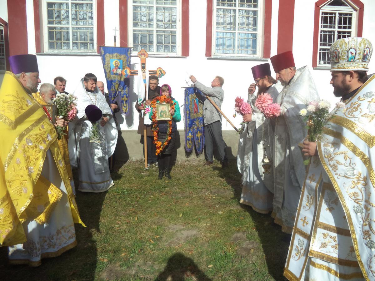 ВЕЛИЧАЄМ ТЕБЕ, СВЯТИЙ АПОСТОЛЕ І ЄВАНГЕЛІСТЕ ІОАНЕ БОГОСЛОВЕ.