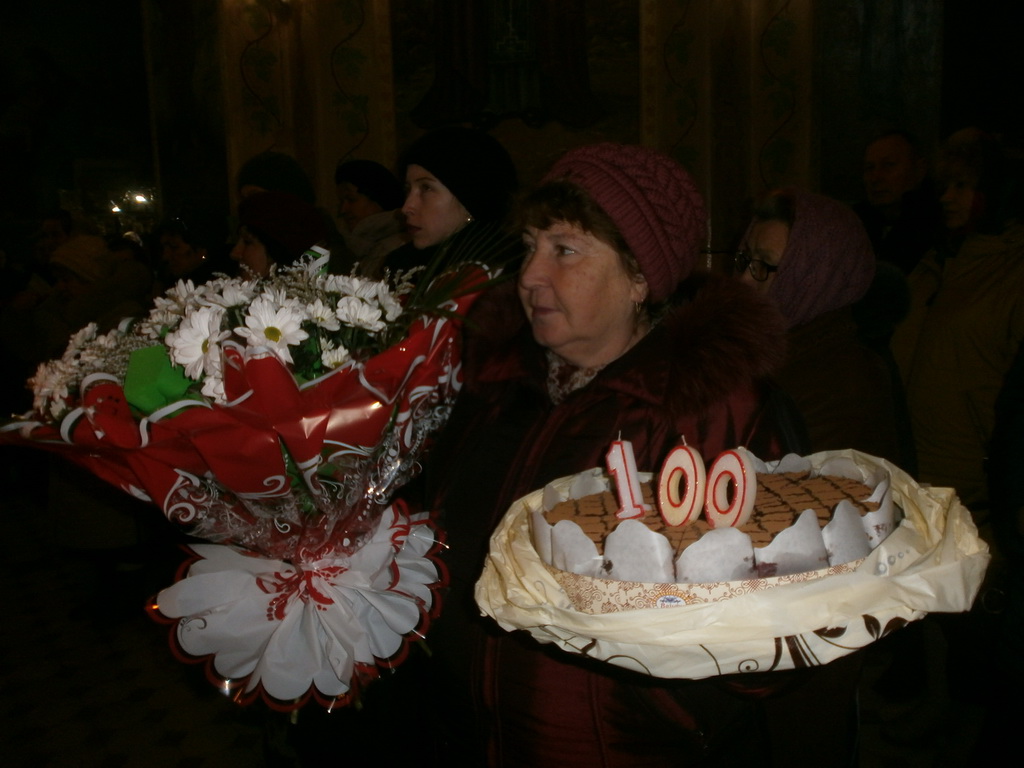 Сторічну парафіянку Свято-Миколаївського собору Катерину Андріївну Ходакову привітали з віковим ювілеєм!