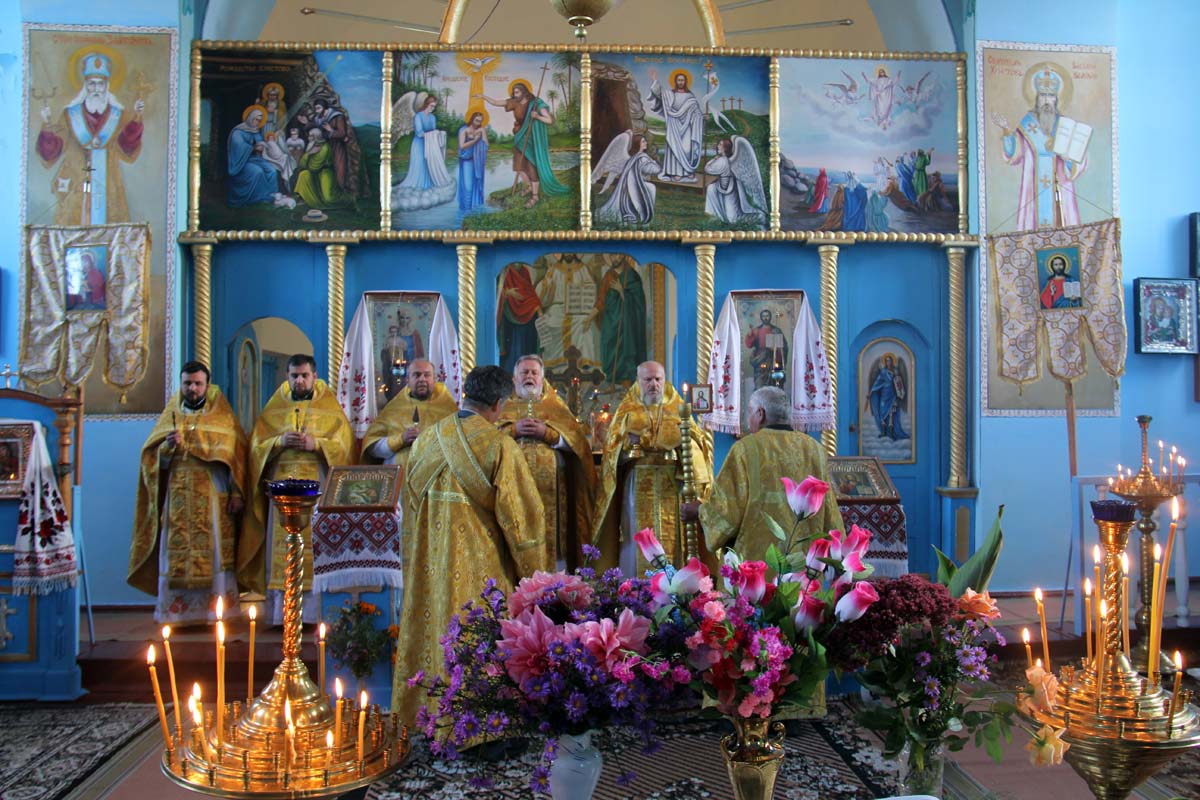 Божественна літургія в селі Лебединці.