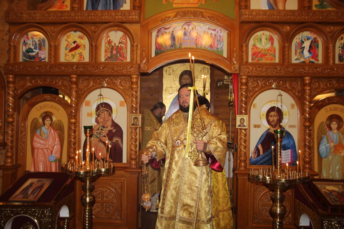 Архієрейська молитва у храмі на честь св. Петра і Февронії.