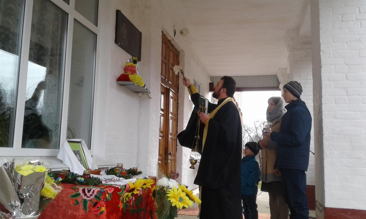 Хто загинув в боротьбі, вічно житиме в наших серцях!