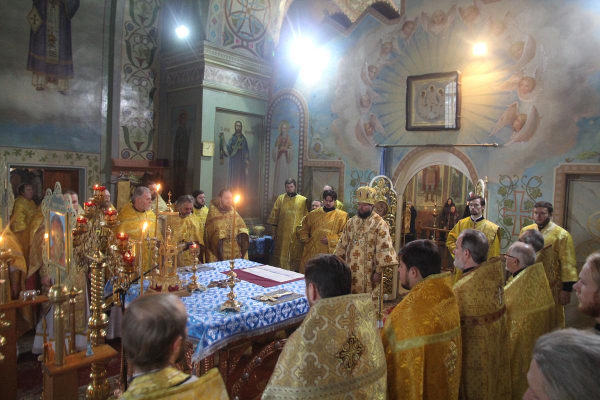 Архієрейська літургія у Свято-Успенському архієрейському соборі Житомира!