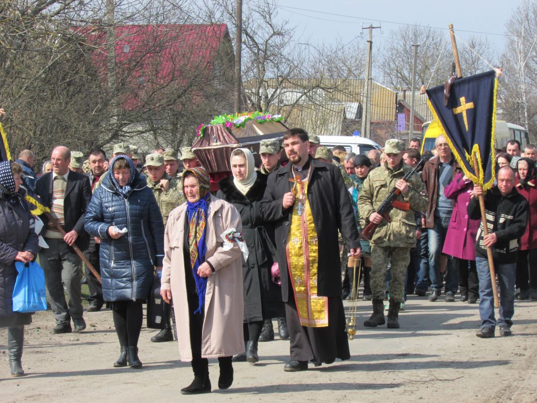 Бердичівщина попрощалася з військовослужбовцем Петром Козаруком, який загинув у зоні проведення АТО…