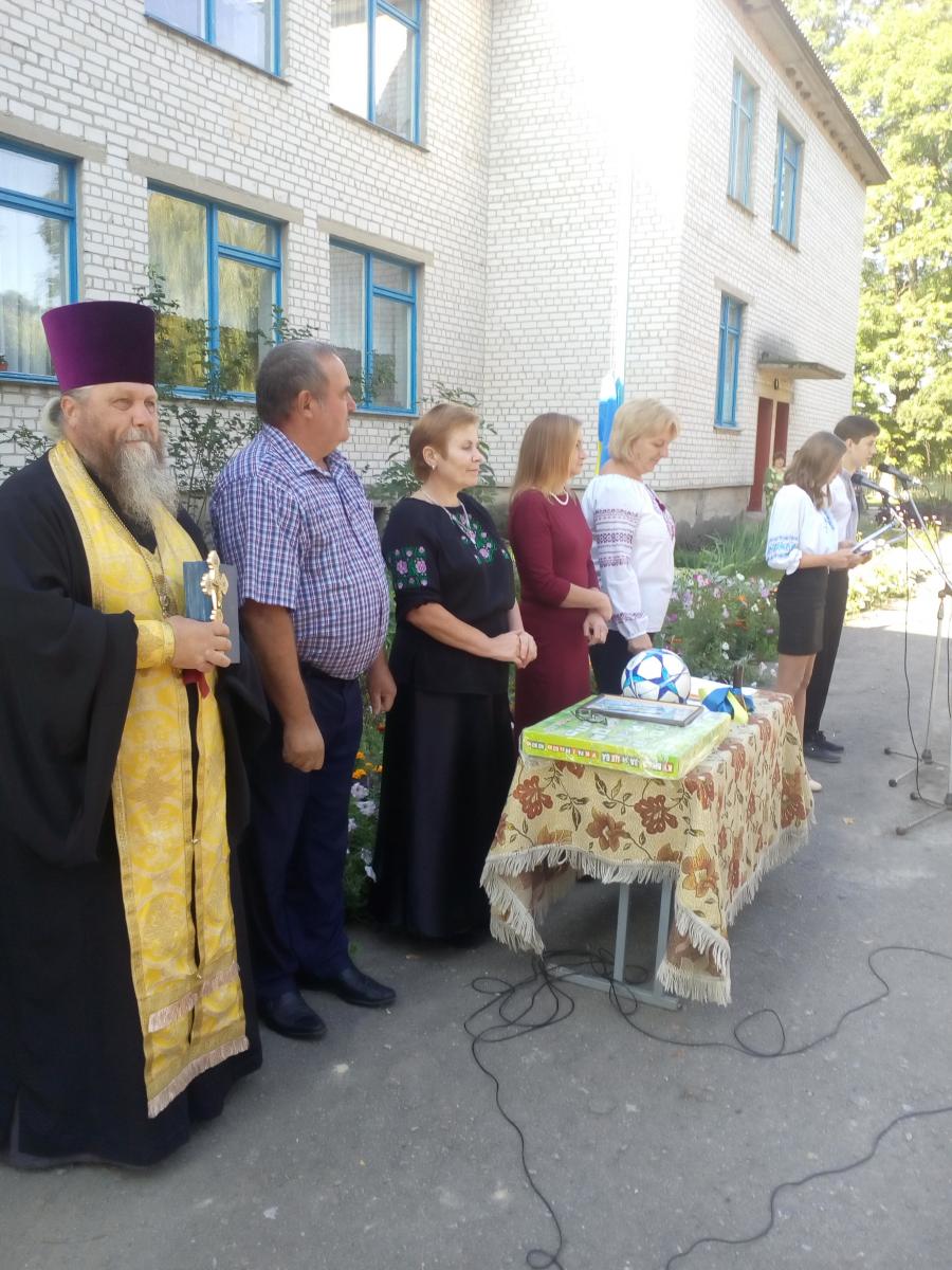 Священики Бердичівського благочиння благословили школярів на навчання (фоторепортаж)