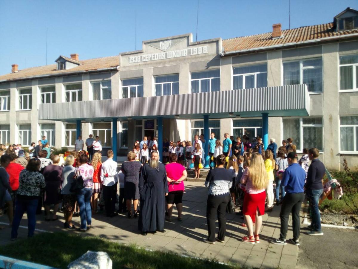 Священики Бердичівського благочиння благословили школярів на навчання (фоторепортаж)