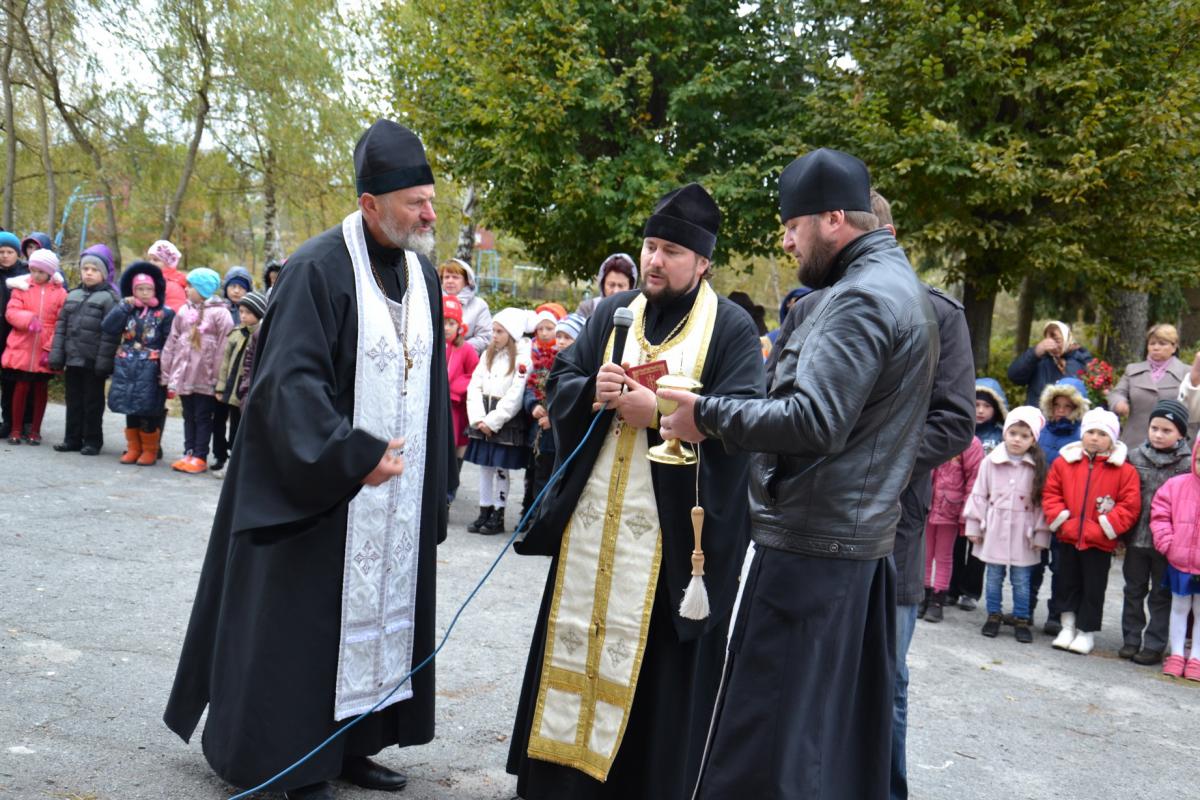 СВЯЩЕНИКИ РОМАНІВСЬКОГО БЛАГОЧИННЯ ОСВЯТИЛИ МЕМОРІАЛЬНУ ДОШКУ ЗАГИБЛОМУ БІЙЦЮ АТО РУСЛАНУ КОТВІЦЬКОМУ