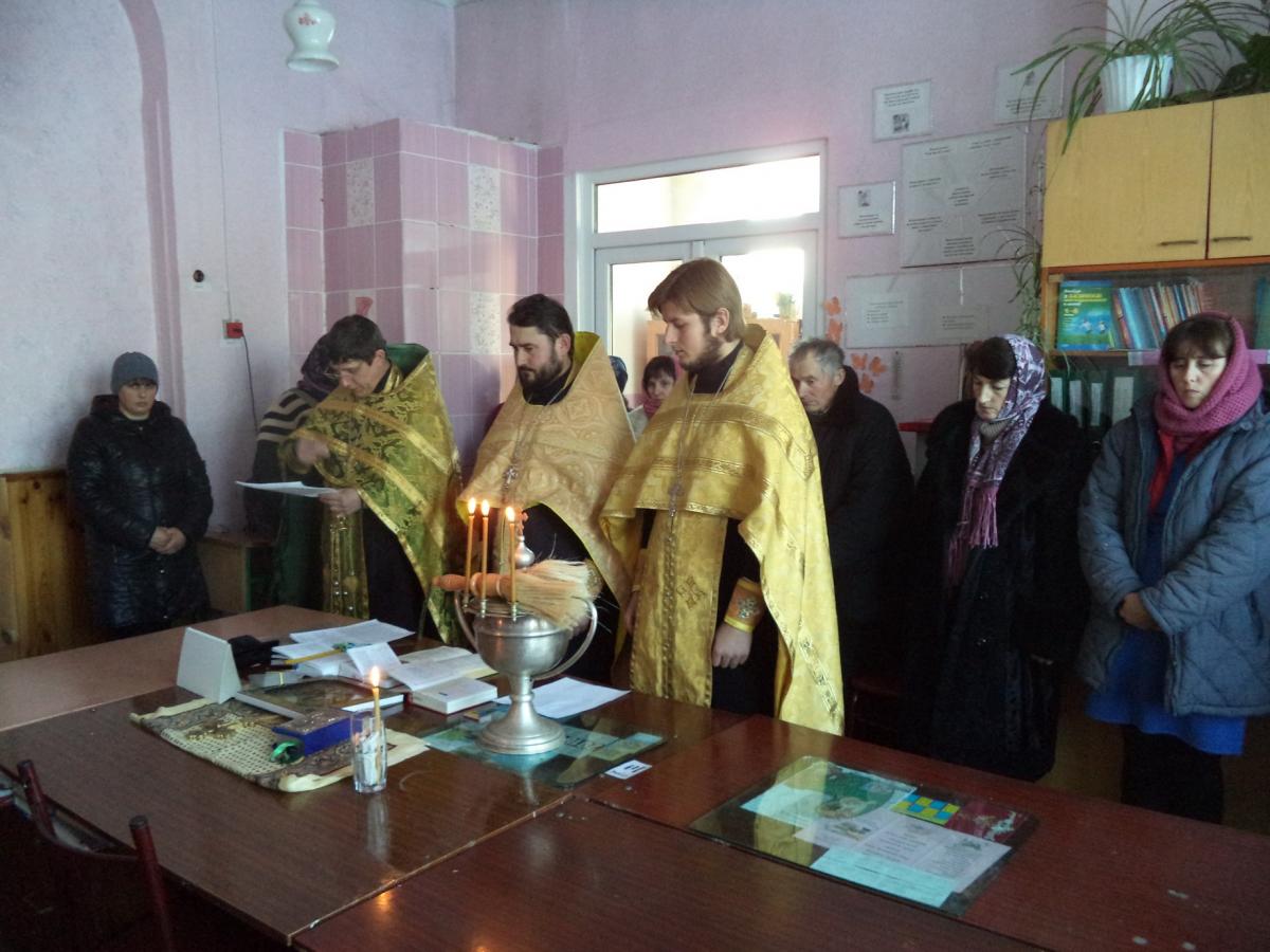 В селе Курное состоялось освящение школы.