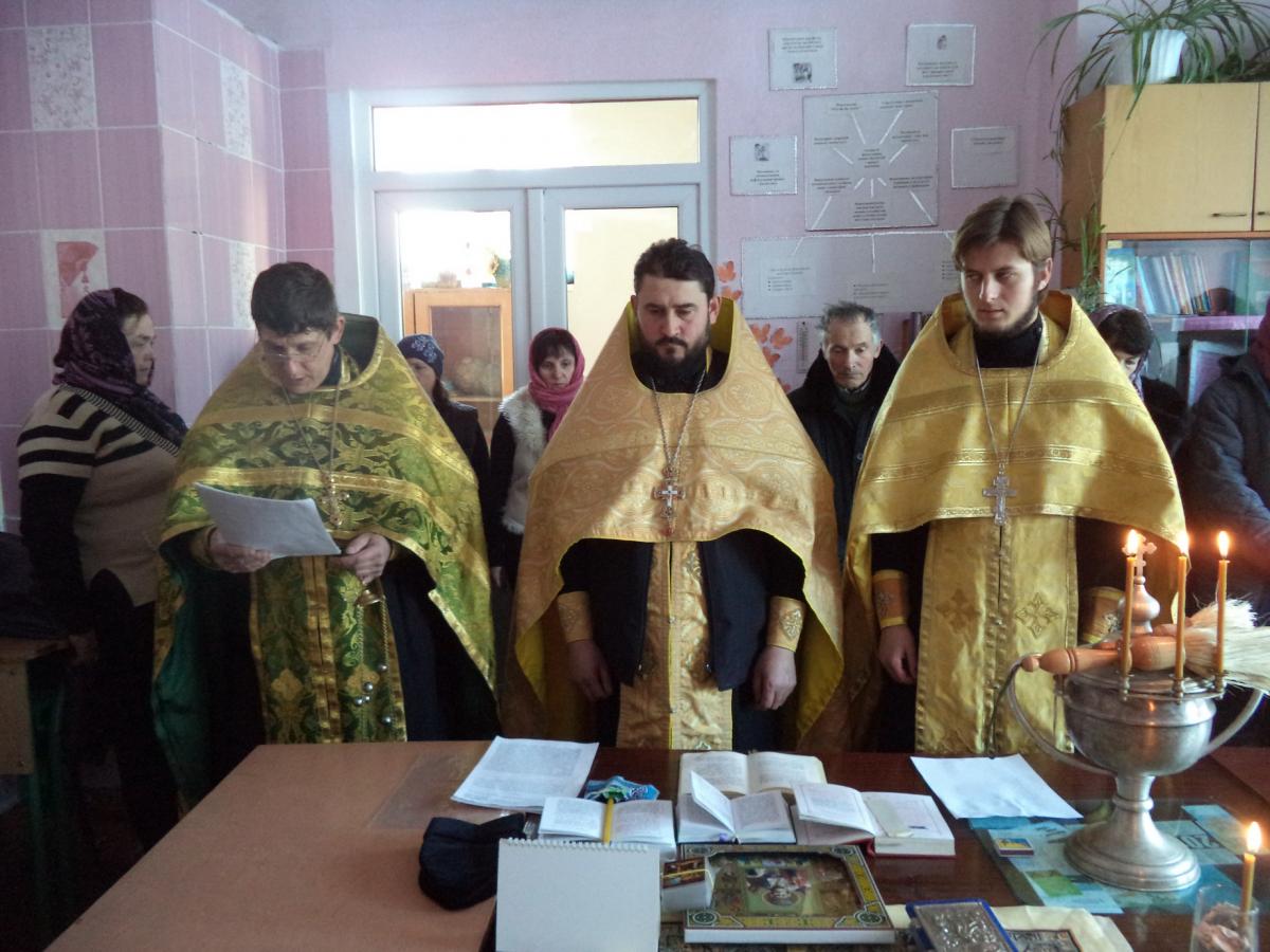 В селе Курное состоялось освящение школы.