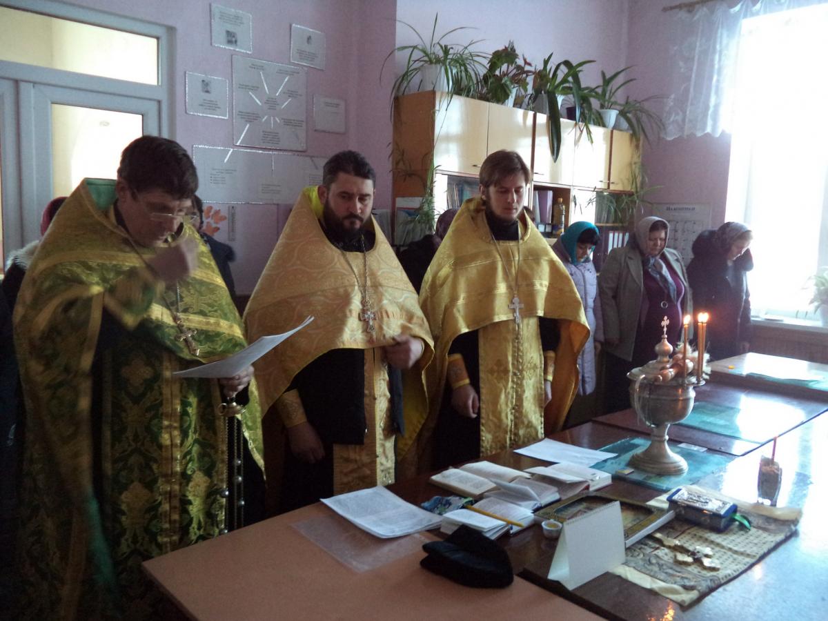 В селе Курное состоялось освящение школы.