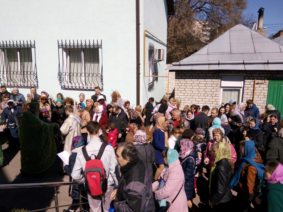 На Вербну Неділю духовенство та прихожани Свято-Успенського архієрейського собору м. Житомира молились разом за мир в Україні