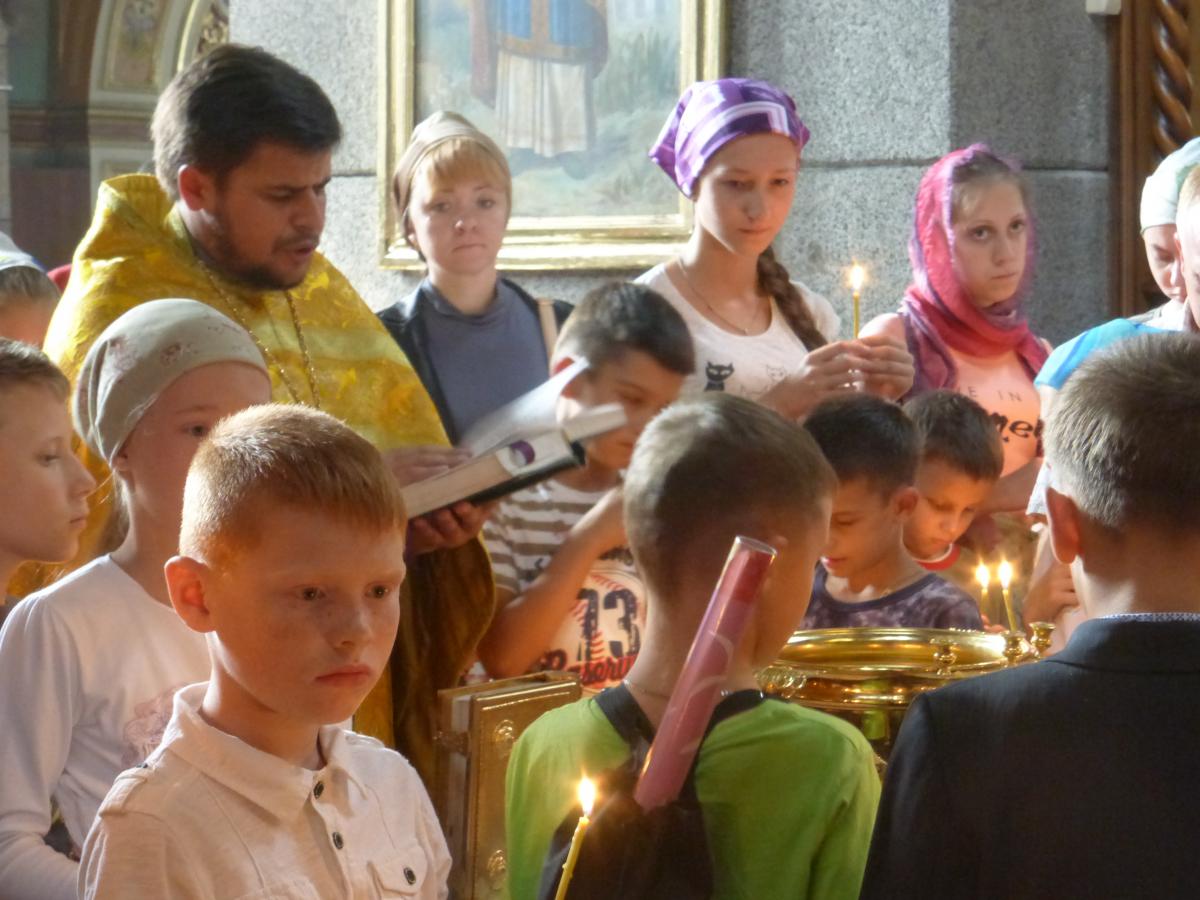 Звершено молебень перед початком навчання учнів воскресної школи.