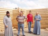 У селі Райках поставили дерев’яний зруб майбутньої Свято-Троїцької церкви.