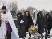 Заупокійна літія за загиблим воїном на Дмитрівському кладовищі в день перепоховання останків солдата Другої світової війни