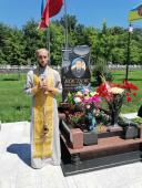 Заупокійна молитва на могилі спочилого військового.